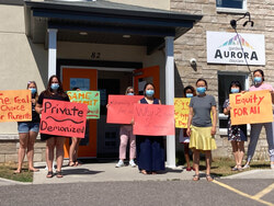 Légende de la photo : Le 9 juin dernier, plus de 250 garderies privées membres de l'Alliance québécoise des garderies privées non subventionnées (AQGPNS) ont fermé leurs portes afin d’exprimer leur désaccord face au manque de soutien du gouvernement provincial envers les garderies privées. Photo : J D Potié   