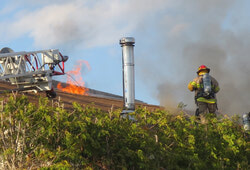 Des équipes de pompiers ont travaillé pendant trois heures pour maîtriser le feu dans la maison sur Arthur-Whelan à Deschênes, le 5 mai. Photo: Lily Ryan