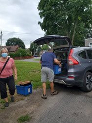 Légende de la photo : Malgré les importantes difficultés sociales et économiques engendrées par la pandémie, le directeur général du Centre alimentaire Aylmer (CAA), Gérard Émond, se réjouit alors qu’il dresse le bilan d’une année fructueuse en termes de services à la communauté et de croissance organisationnelle. Photo : Gracieuseté du Centre alimentaire Aylmer (Facebook)