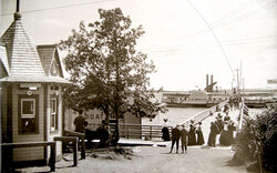 Le Musée de l'Auberge Symmes a fait l'acquisition d'une structure du patrimoine 
immobilier de Gatineau : l'ancienne billetterie de Queen's Park datant de 1896. Celle-ci 
est présentement en restauration et sera installée sur les terrains de l'Auberge Symmes 
à Aylmer en juin prochain. 
Photo: Courtoisie du Musée de l’Auberge Symmes