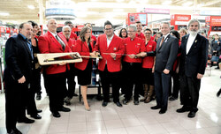L’ouverture officielle de la quincaillerie Home Hardware dans les Galeries Aylmer. 
Photo: Lily Ryan