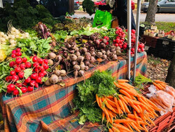 Légende de la photo : Malgré la pandémie qui a fait des ravages considérables sur l'économie tout au long de l'été, les marchés agricoles d'Aylmer et des environs ont connu un grand succès en 2020 grâce à un cri de ralliement pour faire des achats locaux. Photo : Marché Vieux-Aylmer