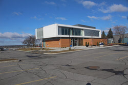 Légende : La Ville de Gatineau a signé un bail de cinq ans avec un entrepreneur local pour exploiter un restaurant à l'intérieur du pavillon Robert-Middlemiss de la marina d'Aylmer. Photo : J-D Potié