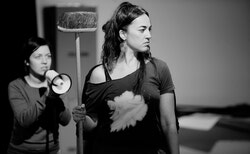 Émilie Monnet est une artiste multidisciplinaire originaire d’Aylmer. Sa pratique artistique s’articule autour des questions d’identité, de mémoire, d’histoire et de transformation.
Photo: Valerie Remise