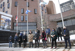 Légende de la photo : Le 11 mars dernier, les élus de la Ville de Gatineau se sont réunis à 13 h devant la Maison du citoyen, à Hull, afin d’observer une minute de silence à la mémoire des victimes de la COVID 19.  Photo : Courtoisie de la Ville de Gatineau