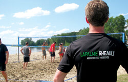 La plage des cèdres en 2013, lors d’un tournoi de volleyball au profit de la Fondation Pavillon du Parc. Les Amis de la marina d’Aylmer, un nouveau groupe voulant devenir un acteur important dans le cadre du réaménagement du port de plaisance d’Aylmer et de la plage des Cèdres. 	Photo: LRC, Archives