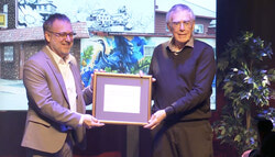 Howard Powell, président de l’Association des résidents de Deschênes (ARD), acceptant le certificat honorifique au nom des membres de l’ARD lors de la réception du patrimoine 2022. Photo : Capture d’écran de l’événement en ligne.