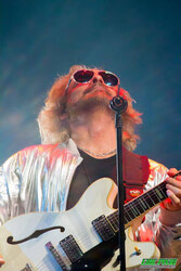 Perry Brunet, un des chanteurs de Disco Fever Experience, lors du spectacle à Granby. 
Photo : Éric Pivin Photographe 