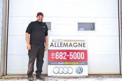 Rune Mitchell, un homme exceptionnel et passionné qui, depuis 1998, accueille toujours ses clients à Auto Allemagne avec un grand sourire. Rune Mitchell, an outstanding and passionate professional, has welcomed his customers at Auto Allemagne with a big smile since 1998. 
Photo: Courtesy