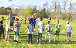 Les enfants adorent déjà la crosse qui est un sport nouveau pour eux. Photo: Charles Fontaine