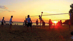 Pick up volleyball pour tous les âges et toutes les expériences offert tous les jeudis et vendredis à la plage des Cèdres près de la Marina d'Aylmer de juillet à septembre. Crédit photo : Greg Newing.