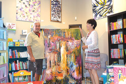 Joanne Legault (co-propriétaire de Bouquinart) et Jacques Desgagnés en train d’admirer une œuvre de ce dernier chez Bouquinart. 
Photo: Olivier Pilon

