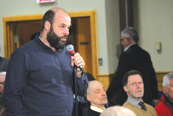 « C’est une étape majeure pour la forêt Boucher, » explique Adrian Corbo, président de la Fondation, lors de la rencontre du conseil de la Ville de Gatineau, 14 mai.
 Photo : Nicolas Sabourin