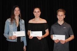 De gauche à droite : Chloé Desjardins, Sarah Gauthier et Félix-Olivier Bertrand ont remporté le prix d’excellence académiquePhoto : Charles Fontaine
