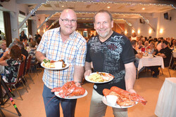 Aylmer adore le homard, adore aider les organisations, quoi de mieux que de participer au Festin de fruits de mer du Club Optimiste, le 1er juin. Cette photo montre Patrice Provost et Guy Leblanc à l’événement de 2018. Photo : Lily Ryan