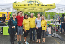 Karyn Vaucher (membre du CA de l’ARP), William Amos (député fédéral de Pontiac), Bettyna Belizaire (vice-présidente de l’ARP), Alain Pilon (président de l’ARP), Maude Marquis-Bissonnette (conseillère municipale du Plateau) et Danielle Brulotte (membre du CA l’ARP en charge de la fête foraine).  Photo: Olivier Pilon