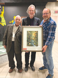 Raymond Pitre, président du Club international optimiste d’Aylmer ; Jean-Yves Guindon, artiste et président d’honneur de l’événement ; Guy Leblanc, membre du Club optimiste et directeur des Galeries Aylmer. Photo : Barry Smith