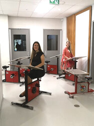 Jessica Mantha-Duffy, chef de projet et enseignante en deuxième année, et Isabelle Lowe, directrice de l’Immeuble de la Petite-Ourse, font l’essai des nouveaux pupitres. Photo : L’Immeuble de la Petite-Ourse.