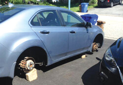 Le véhicule du couple le lendemain du vol pour le moins inhabituel de deux pneus.
Source : courtoisie
