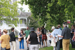 Légende photo : Des participants à la marche exploratoire du Vieux-Aylmer organisée par la Ville de Gatineau discutent de l’importance des nombreuses maisons patrimoniales du quartier. Crédit photo : Greg Newing
Trad. : MET