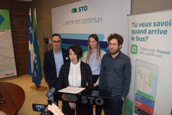Marc Rousseau (directeur général de la STO), Myriam Nadeau (présidente du conseil d’administration de la STO et conseillère municipale), Sophie Leblanc (responsable des affaires chez Transit) et Guillaume Campagna 
(co-fondateur des technologies chez Transit) lors du point de presse du 31 janvier. 
Voir article page 2 
Photo : Olivier Pilon