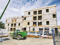 Légende de la photo : Actuellement en construction au 74-78 chemin Eardley, le Centre Inter-Section Phase 2 devrait ouvrir ses portes au printemps prochain. Photo : Centre Inter-Section