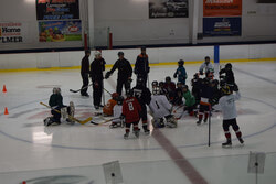 Les jeunes étaient tout sourires lors de l’événement SPORTastic Hockey, à l’aréna Frank-Robinson. Photo : OP   

