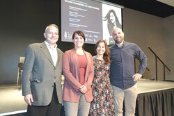 Mike Duggan et Adrian Corbo avec les co-présidentes d’honneur du Mois de la forêt Boucher, Audrey Bureau et Laure Waridel. 
Photo: Richard Perron