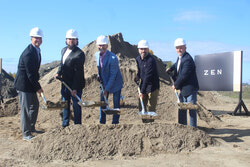 Légende de la photo : Le 7 octobre, une vingtaine de représentants de l’industrie locale de la construction, élus de la région et membres des médias se sont réunis à l'intersection des rues de la Fabrique et des Vieux-Moulins, dans le nord d’Aylmer, alors que les représentants de Parisien Construction ont donné la première pelletée de terre pour la construction du projet Zen Appartements.