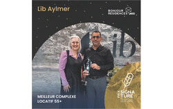 Marie-Chantale Lang, représentante de Bonjour Résidences, et Merouane Benlafkih, acceptant fièrement le prix au nom du Lib Aylmer. Crédit photo : Gracieuseté de Bonjour Résidences