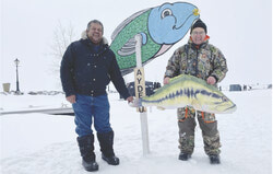 Pierre Lagacé, du Service des loisirs de la Ville de Gatineau, et Guy Rochon, président du centre récréatif Aydelu, lors du tournoi de pêche de 2023. Crédit photo : Alana Repstock, archives du Bulletin d’Aylmer