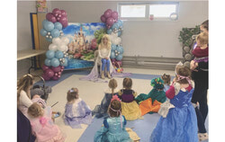 La reine des neiges qui raconte une histoire aux enfants lors du Bal des Contes des Fées (30 janvier 2025). Photo : Gracieuseté de Sylvia Sehade