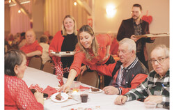 La mairesse de Gatineau, Maude Marquis-Bissonnette, la conseillère du district de Deschênes, Caroline Murray, et le conseiller du district d’Aylmer, Steven Boivin, servant le repas de la Saint-Valentin au centre Aydelu, le 15 février. Photo : Josh Radmore, StudioAylmer




