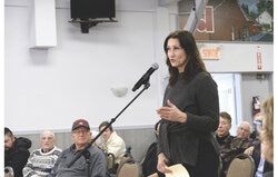 La période de questions du public au conseil municipal du 18 février a été marquée par des demandes répétées pour sauver l'ancien bâtiment du centre équestre situé en face du Château Cartier, sur le chemin Aylmer. Crédit photo : Christian Rochefort