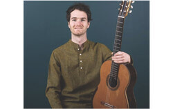 Marc-Étienne Leclerc, diplômé du Conservatoire de musique de Gatineau, a lancé un album intitulé La guitare dans toutes ses couleurs le 26 février, marquant ainsi l’ouverture du Festival Guitare Alla Grande. Le guitariste sera en tournée dans les autres conservatoires de musique du Québec en mars et avril. Crédit photo : Denis Thibault