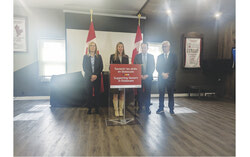 De gauche à droite : Sophie Chatel, députée de Pontiac, Maude Marquis-Bissonnette, mairesse de Gatineau, Steven MacKinnon, ministre de l’Emploi, du Développement de la main-d’œuvre et du Travail et Stéphane Lauzon, député d’Argenteuil- La Petite Nation lors de l’annonce du financement pour les aînés de Gatineau et de l’Outaouais au Club de Curling de Buckingham (13 mars 2025). Photo : Mélissa Gélinas