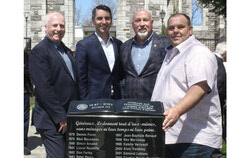 Le 4 mai, le comité du 175e anniversaire d'Aylmer, en collaboration avec la paroisse Saint-Paul, a organisé une cérémonie à l'extérieur de l'église pour dévoiler un monument commémoratif reconnaissant tous les lauréats du titre de Citoyen de l'année depuis 1978. Crédit photo : J-D Potié