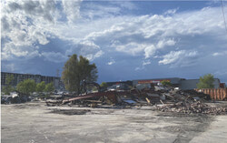 Le bâtiment vacant et décrépi situé au 195 rue Principale, qui abritait autrefois les restaurants PFK et Pizza Pizza, a enfin été démoli, au grand soulagement des résidents du quartier. Crédit photo : Sophie Demers