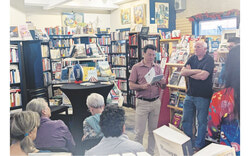 Didier Périès, lors du lancement de son roman Guelta : Du Sahel au rugby à la Bouquinart Librairie & Galerie d’art (5 juin 2025). Photo : Mélissa Gélinas