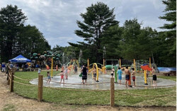 Un nouveau guide répertorie plus de 20 parcs dans la Vallée-de-la-Gatineau avec des aires de jeu destinées aux 0-5 ans. Pour chacun des parcs, une description des commodités disponibles sur place est fournie. Crédit photo : Gracieuseté de Loisir sport Outaouais