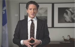 M. Benoit Charette, ministre de l’Environnement, de la lutte contre les changements climatiques, de la Faune et des Parcs en donnant un discours lors de la Journée mondiale des espèces menacées ou vulnérables (11 mai 2025). Photo : Capture d’écran