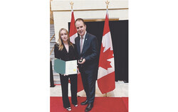 Marie-Soleil Labelle a reçu la prestigieuse Médaille du couronnement du roi Charles III des mains du député de Gatineau, Steven MacKinnon, lors d’une cérémonie officielle tenue au Sénat du Canada.