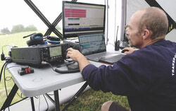 Les stations radios ont été installées dans des abris portables au Parc la Baie. Photo : Christian Rochefort