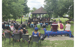 Orchestre jouant au parc de l’Imaginaire (8 juillet 2025). Photo : Lily Ryan