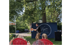 Kayser a su captiver petits et grands avec ses tours de magie lors d’un spectacle présenté au parc Commémoratif le 5 août dernier. Crédit : Drazen Seslija