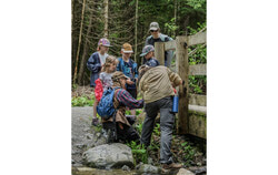 Des participants prennent part à l'activité d'introduction au Bioblitz animée par la Coopérative des Forêts et des Gens au parc de la Forêt-Boucher. Photo : Richard Parizeau.