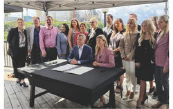 Mark Sutcliffe and Maude Marquis-Bissonnette formalized the economic cooperation agreement. Photo: Courtesy of the City of Gatineau