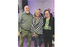 Patrick L. Doyon, Grand Chevalier du Conseil 5281 d’Aylmer, en compagnie de Colinda Dubeau et Lynn Foran, membres du conseil d’administration du Centre alimentaire d’Aylmer. Les Chevaliers de Colomb d’Aylmer ont remis un chèque de 850 $ au Centre alimentaire, correspondant à l’excédent des dons reçus lors de la campagne de collecte de fonds destinée à remplacer le réfrigérateur communautaire. Photo : Courtoisie
