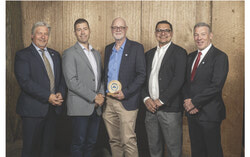 La Ville de Gatineau a remporté le Prix Génie méritas 2026 de l’Association des ingénieurs municipaux du Québec (AIMQ) pour l’édifice Constance-Provost, situé à Aylmer, qui abrite la nouvelle bibliothèque Lucy-Faris. Sur la photo, de gauche à droite : Réjean Vigneault, Simon Comtois, Sébastien Landry, Joao Moreira et Philippe Côté. Photo : Gracieuseté de l’AIMQ