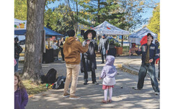 La foule a eu la chance de voir et d’apprendre quelques tours de magie lors du Marché enchanté. Photo : Drazen Seslija
